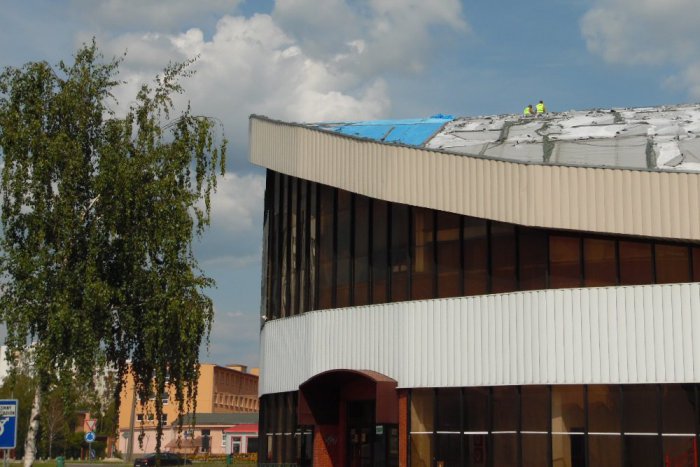 Ilustračný obrázok k článku FOTO: Na streche zimného štadióna v Humennom už panuje pracovný ruch
