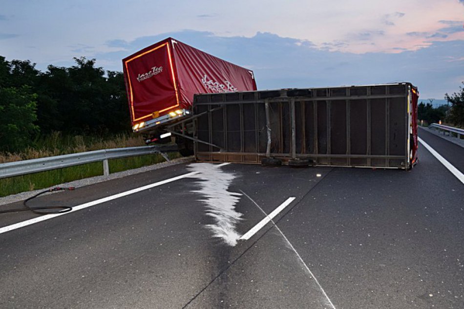 Ilustračný obrázok k článku Kamión zablokoval hlavný ťah: Kým ho odstránili prešlo niekoľko hodín, FOTO