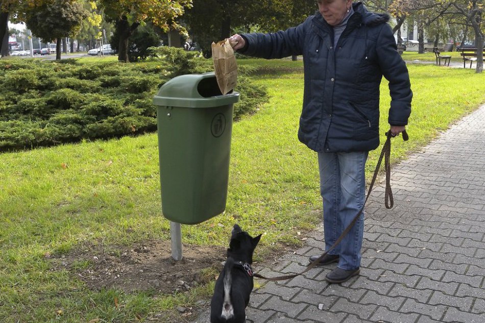 Ilustračný obrázok k článku Skvelá správa pre psíčkárov: V Moravciach pribudli koše na psie exkrementy