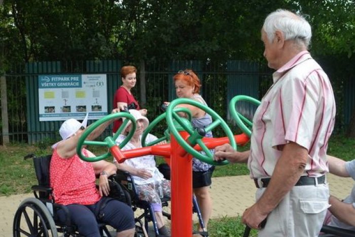 Ilustračný obrázok k článku Fitpark má nové cvičebné stroje: Seniorom v Prešove rozšírili možnosti relaxácie
