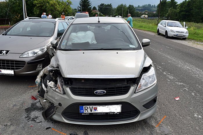 Ilustračný obrázok k článku Vodička (18) narazila do stojaceho auta: Pri nehode sa zranilo aj dieťa, FOTO