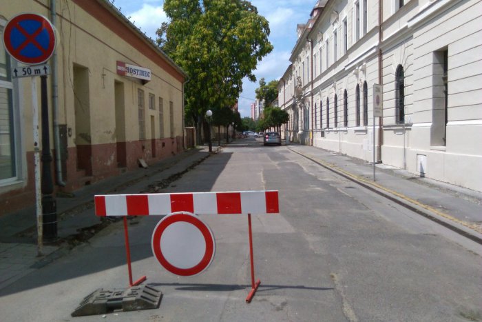 Ilustračný obrázok k článku FOTO: Vodiči, zbystrite pozornosť: V centre Lučenca opravia ďalšiu cestu