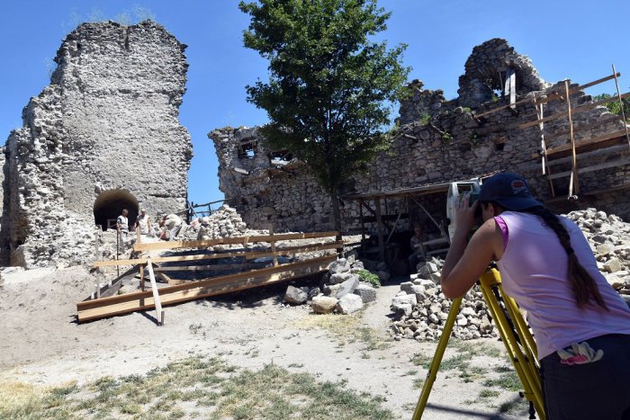 Ilustračný obrázok k článku Archeológovia zažili prekvapenie: Nečakané objavy pri výskume Vinianskeho hradu!