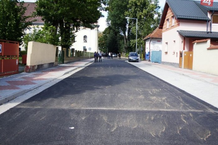 Ilustračný obrázok k článku Rekonštrukcia Bernolákovej ulice finišuje: Nová cesta, nové parkovanie