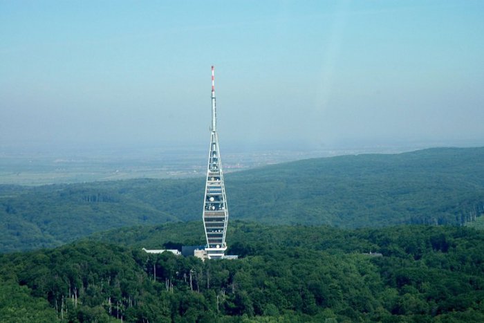 Ilustračný obrázok k článku Televíznu vežu na Kamzíku navrhujú architekti celoročne osvetliť