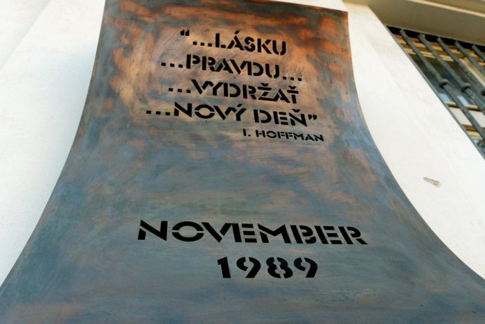 Ilustračný obrázok k článku Ústavu pamäti národa odhalí pamätník obeti železnej opony a komunistického režimu