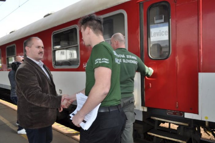 Ilustračný obrázok k článku Kotlebovci tvrdia, že sú VIP klienti železníc. Od jesene obsadia ďalšie trasy