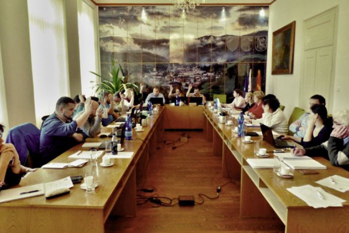 Ilustračný obrázok k článku Zmena v dobšinskom parlamente: Poslankyňa Mihóková sa vzdala mandátu