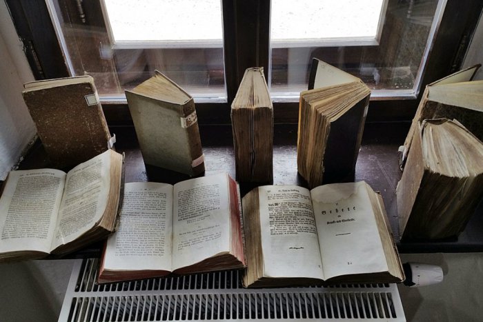 Ilustračný obrázok k článku Prívalová voda poškodila historickú budovu gymnaziálneho múzea. Odniesli si to aj vzácne exponáty, FOTO!