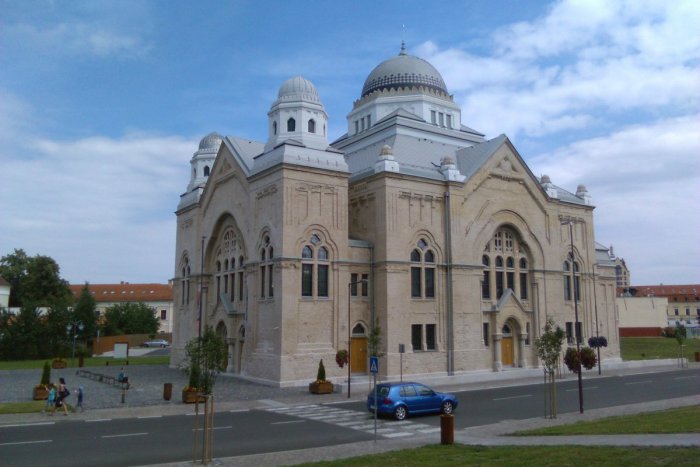 Ilustračný obrázok k článku FOTO: Jedinečný klenot Lučenca. 5 dôvodov, pre ktoré sa oplatí navštíviť synagógu