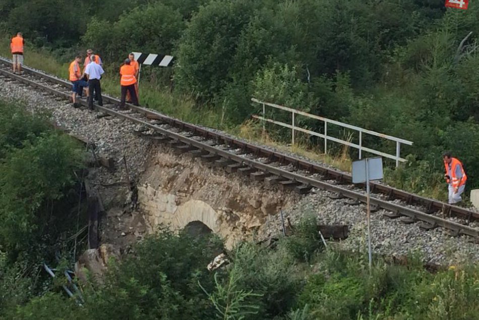 Ilustračný obrázok k článku V Tatrách spadla časť električkového mosta: Doprava na trati je prerušená