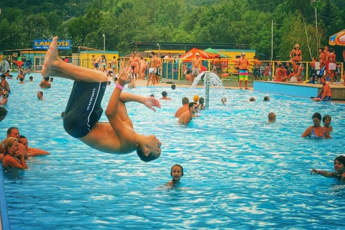 Ilustračný obrázok k článku Obec Kaluža o prebiehajúcej sezóne: Koľko ľudí počítajú cez víkendy v bazéne?