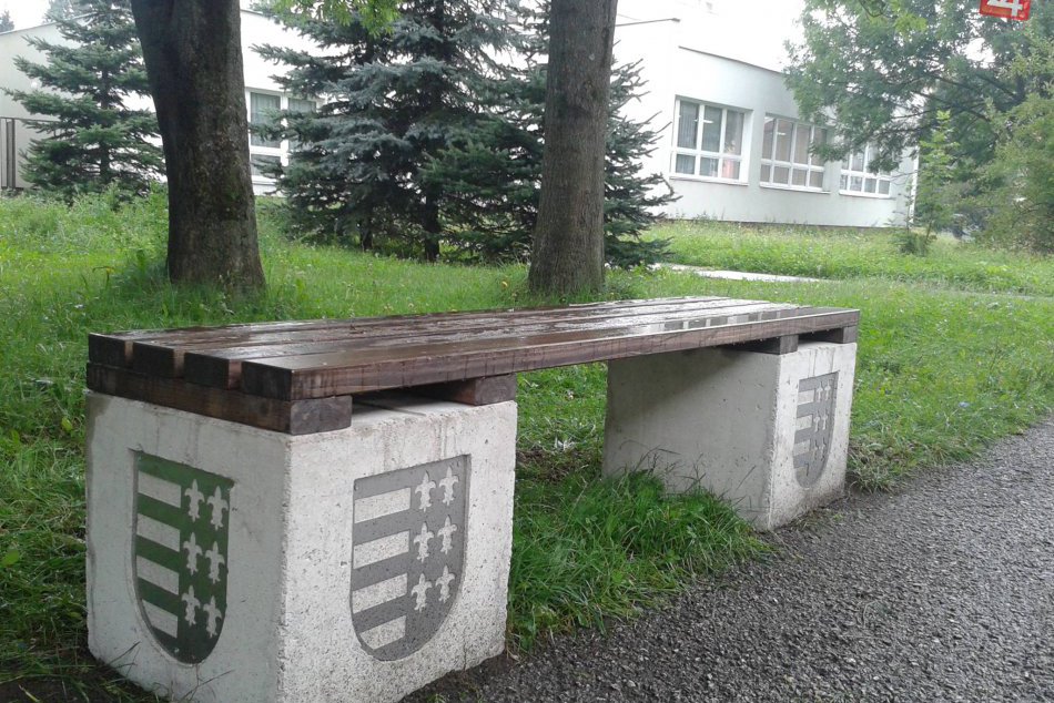 Ilustračný obrázok k článku FOTO: Novinka v uliciach potešila Brezňanov: Mesto už skrášľujú lavičky s erbom