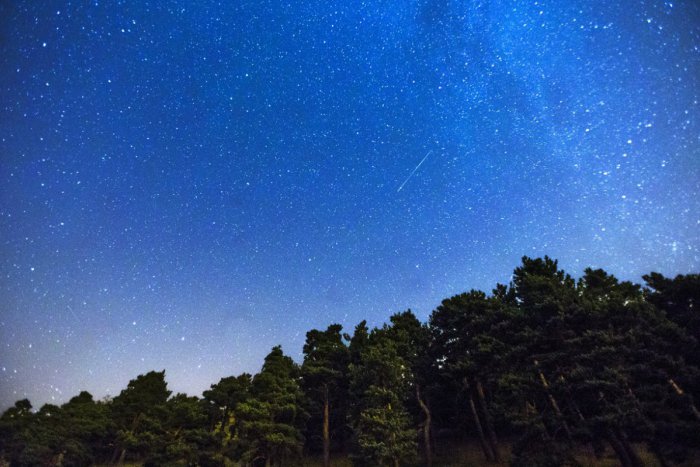 Ilustračný obrázok k článku Keď padajú hviezdy: Hlohovské planetárium pozýva na pozorovanie meteorov