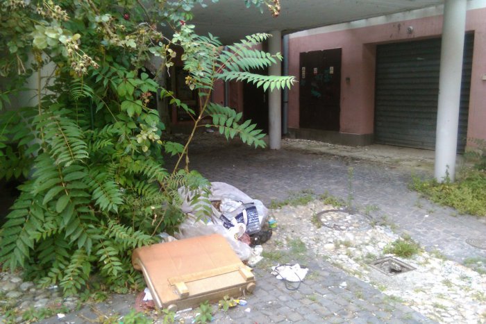 Ilustračný obrázok k článku FOTO: Čierna škvrna na mape Lučenca: Blízkosť centra špatí odpad a zanedbaná zeleň