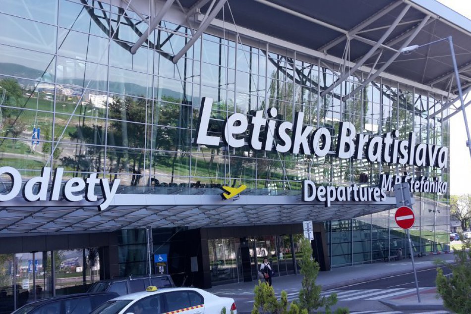 Ilustračný obrázok k článku Letisko v Bratislave bojuje s nedostatkom personálu. Čaká pasažierov pri odletoch zdržanie?