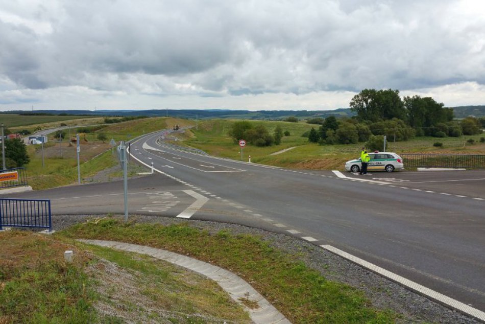 Ilustračný obrázok k článku FOTO: Vodiči sa konečne dočkali: Nový úsek cesty medzi Lučencom a R. Sobotou