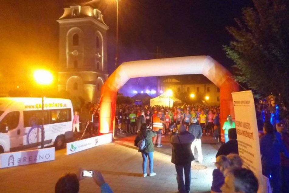 Ilustračný obrázok k článku VIDEO: V uliciach Brezna bolo rušno: Nočným mestom bežali stovky pretekárov