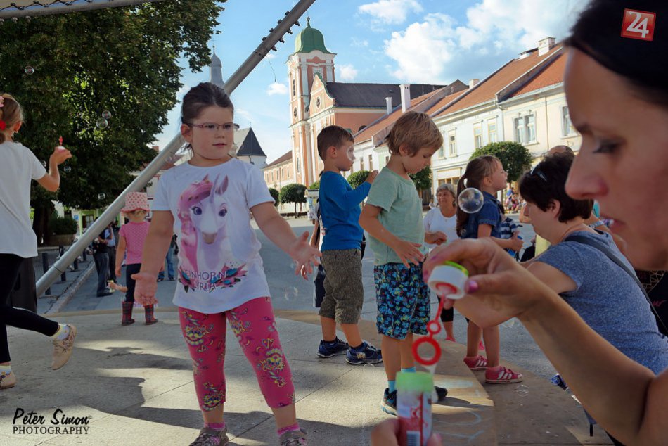 Ilustračný obrázok k článku Zábery z rožňavského námestia: Deťom vyčarovali úsmev bubliny