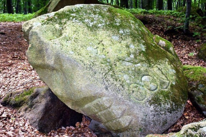 Ilustračný obrázok k článku Hlboko v bratislavských lesoch leží kameň, z ktorého na nás dýcha história