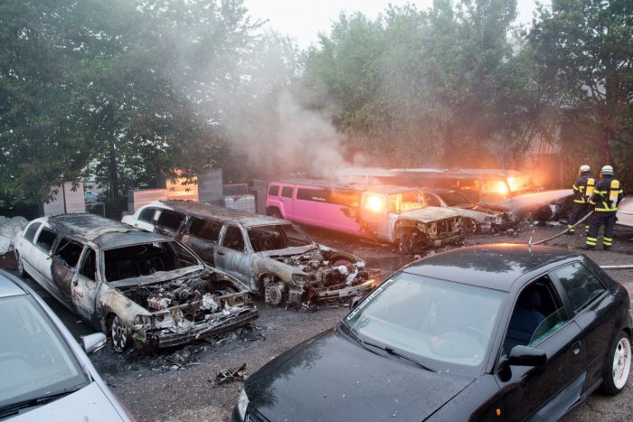 Ilustračný obrázok k článku Polícia objasnila požiar viacerých áut. Obvinila mladého Bratislavčana