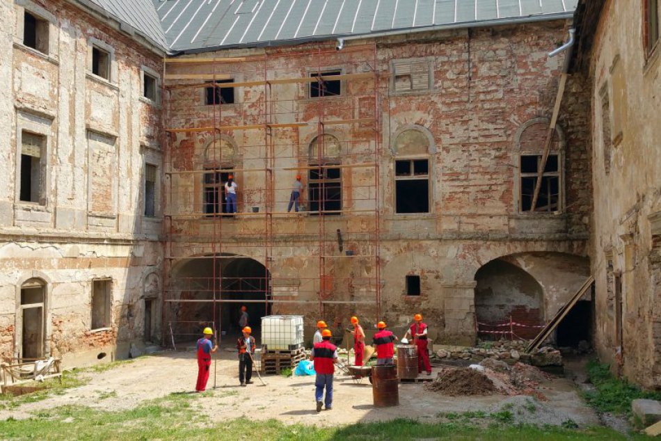Ilustračný obrázok k článku FOTO: Záchranné práce na kaštieli v Jelšave. Do opráv zapojili 13 nezamestnaných