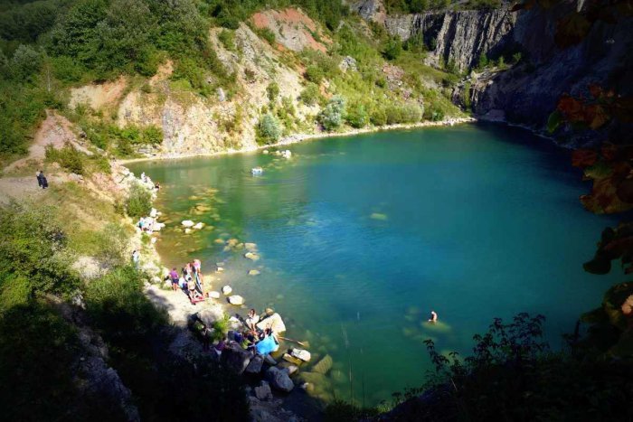 Ilustračný obrázok k článku Prekrásna scenéria jazera na východe: Malé Chorvátsko je pastvou pre oči! FOTO