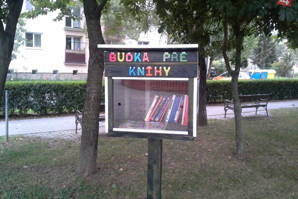 Búdka pre knihy v parku na Dilongovej