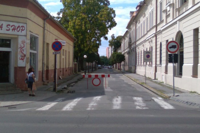Ilustračný obrázok k článku Ulica v centre Lučenca stále uzavretá. Prečo už mesiac čaká na rekonštrukciu?