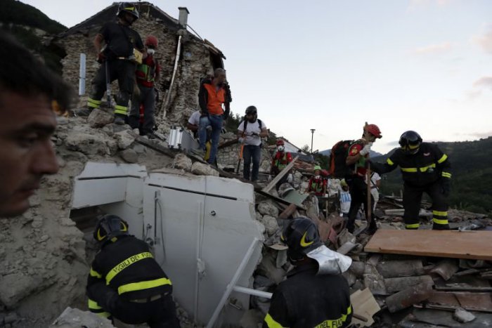 Ilustračný obrázok k článku Spod trosiek vytiahli ďalšie telá: Počet obetí zemetrasenia stúpol na 247