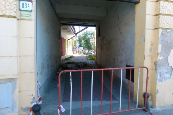 Ilustračný obrázok k článku FOTO: V centre Lučenca spadol strop podchodu. Dočká sa nebezpečné miesto opravy?