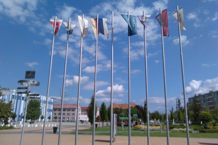 Ilustračný obrázok k článku FOTO: V centre Lučenca vymenia vlajky. Aký má na to mesto dôvod?