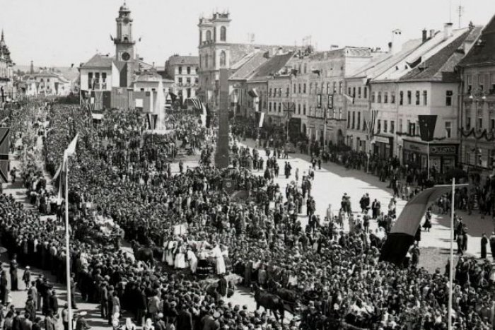 Ilustračný obrázok k článku Jedinečné zábery veľkých osláv v Bystrici: Takto vyzeralo 1. výročie SNP, FOTO