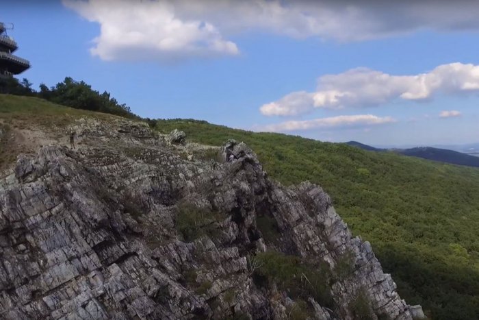 Ilustračný obrázok k článku VIDEO: Krásny pohľad zo skál Zobora. Raj nielen pre horolezcov