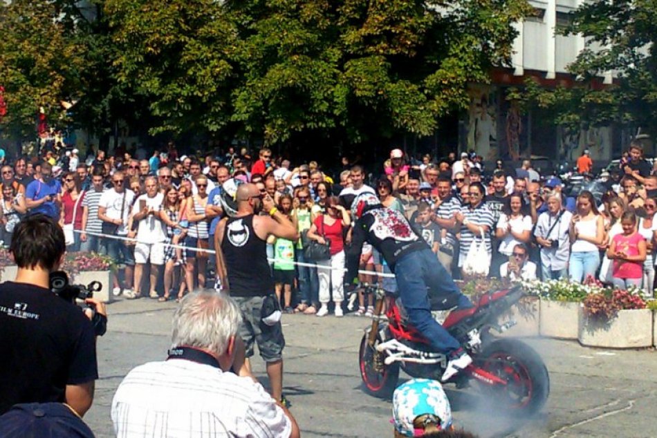 Ilustračný obrázok k článku Silné motorky zavítajú do Zámkov: Na námestí predvedú pekelnú show