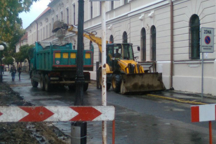 Ilustračný obrázok k článku FOTO: Stavebný ruch v centre Lučenca. Na známej ulici sa začalo s opravami