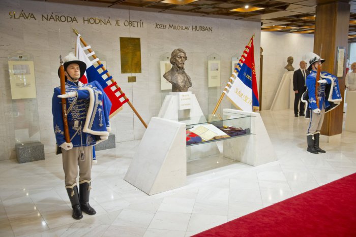 Ilustračný obrázok k článku Čestná stráž bude v parlamente chrániť štátne symboly, slovenský národný oltár