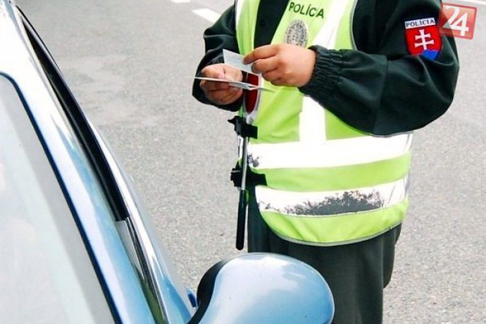 Ilustračný obrázok k článku Policajti si idú posvietiť na vodičov v okrese Hlohovec: Na čo sa zamerajú?