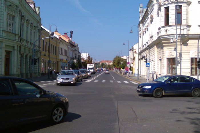 Ilustračný obrázok k článku NOVINKA na známej križovatke v Lučenci. Semafory zasvietia, ale so zmenou