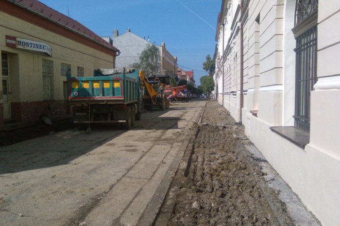 Ilustračný obrázok k článku FOTO: Lučenčanov hnevajú meškajúce opravy ciest. Vieme, čo je príčinou!
