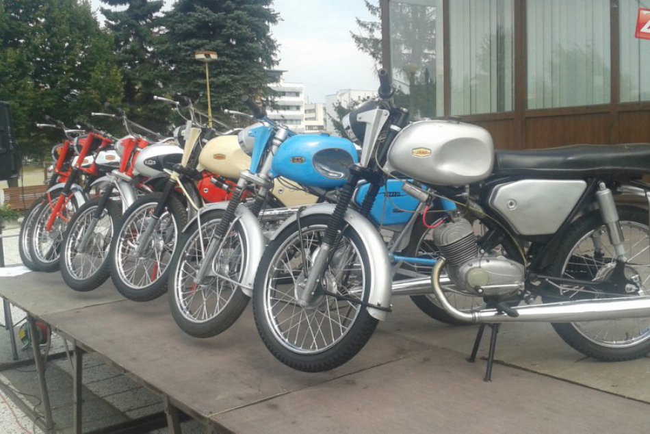 Ilustračný obrázok k článku FOTO a VIDEO: Slávne motorky z Považskej sa previedli v plnej kráse