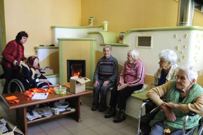 Ilustračný obrázok k článku Vianočný darček pre dôchodcov: Štát im pošle aj príplatok necelých 13 eur
