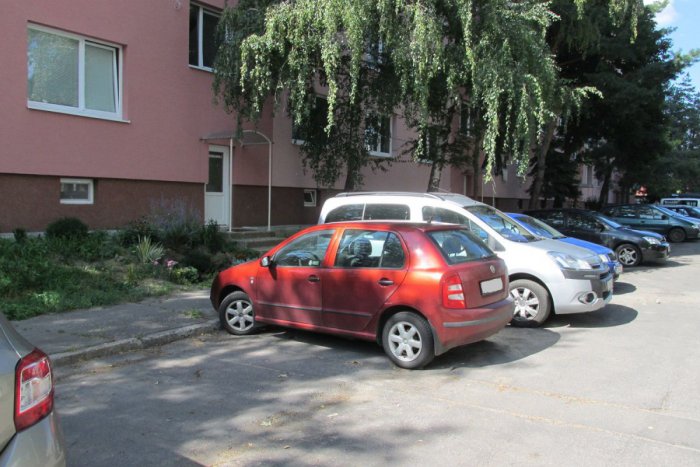 Ilustračný obrázok k článku Parkovanie je veľkým problémom nitrianskych sídlisk: Obyvatelia priplácať nechcú