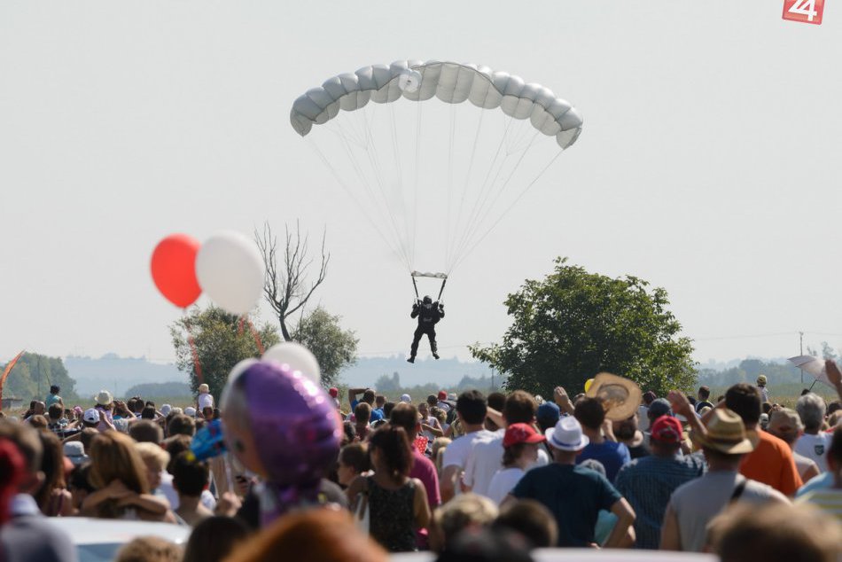 Ilustračný obrázok k článku Nebeská šou zaujala: Letecký deň v Nitre prilákal tisíce ľudí
