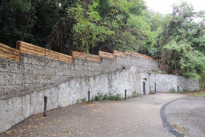 Ilustračný obrázok k článku Časť areálu Hradného vrchu je po rokoch opäť prístupná. Padanie skál už nehrozí