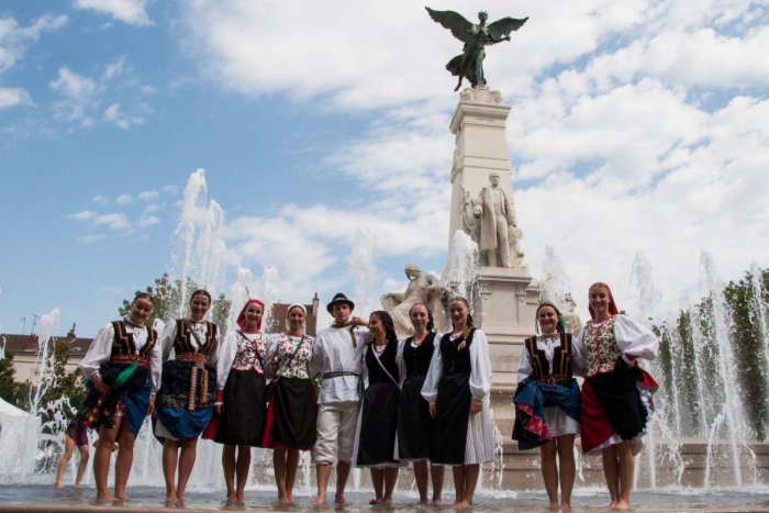 Ilustračný obrázok k článku Dijon si okrem horčice zamiloval aj slovenský folklór: Vagonár exceloval