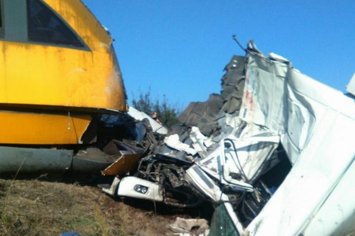 Ilustračný obrázok k článku Na železničnom priecestí sa zrazil vlak s kamiónom! V nemocnici je 15 ľudí