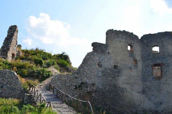Ilustračný obrázok k článku Koronavírus: Starosta žiada milovníkov turistiky, aby nechodili na Oponický hrad