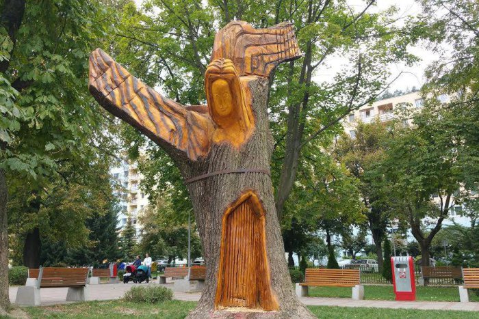 Ilustračný obrázok k článku Zaujímavý nápad v Krompachoch: Deti v parku stráži neobyčajný anjel, FOTO
