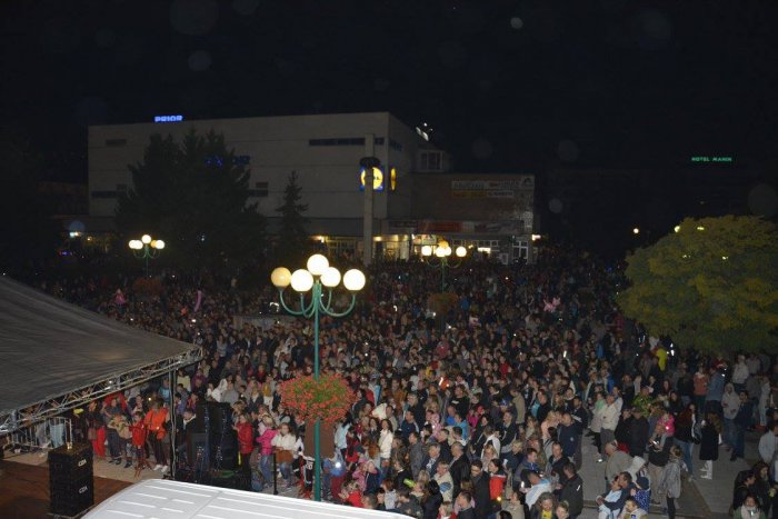 Ilustračný obrázok k článku Jarmok v Považskej sa zväčšuje: Viac stánkov a tisíce ľudí, FOTO
